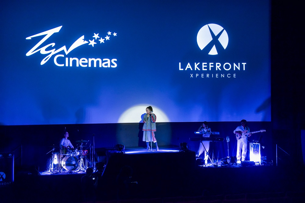 The visual and sound are enough to draw audiences in.