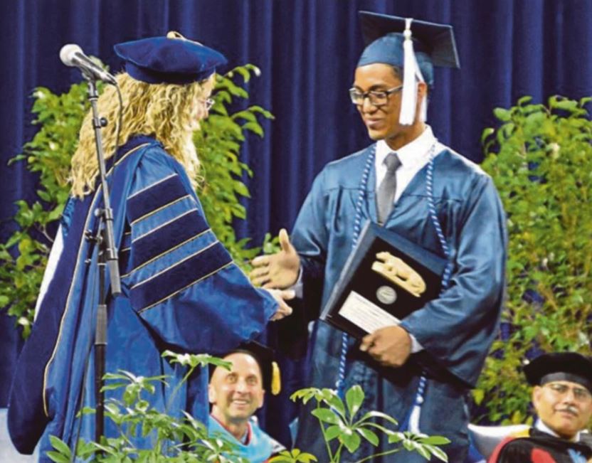 Saiful Hakimi receiving the award.