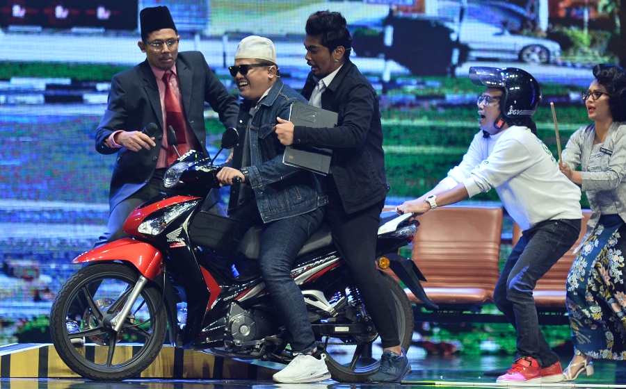 azmi-nak-jatuh-mls.jpg