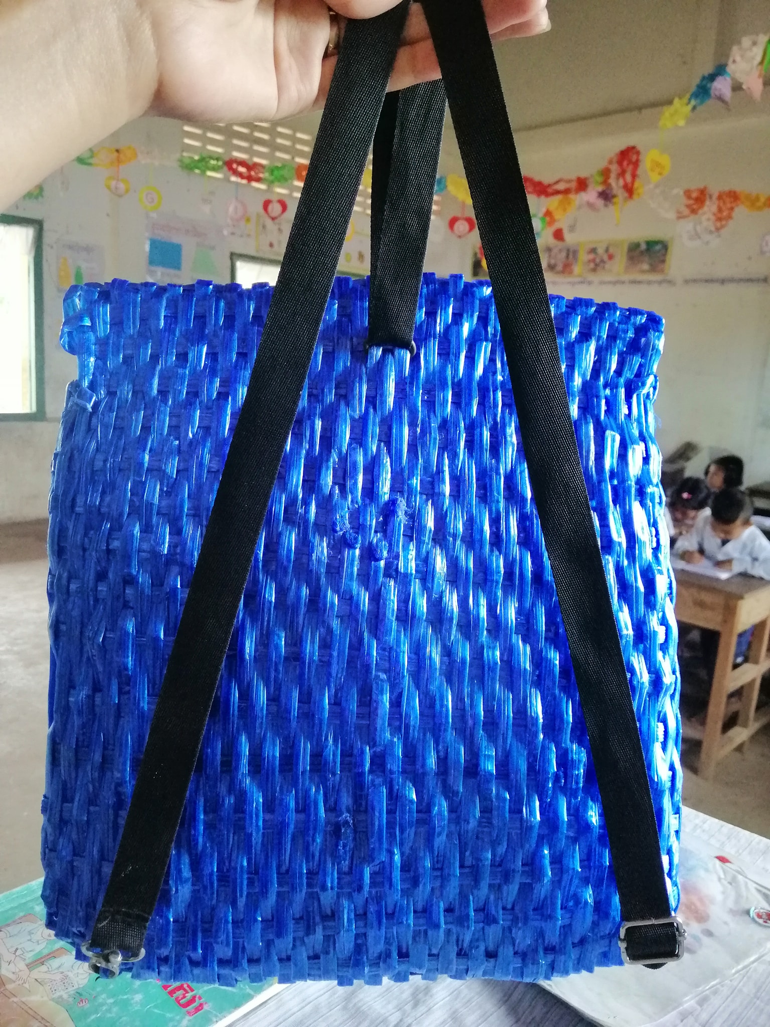 It comes with shoulder straps.