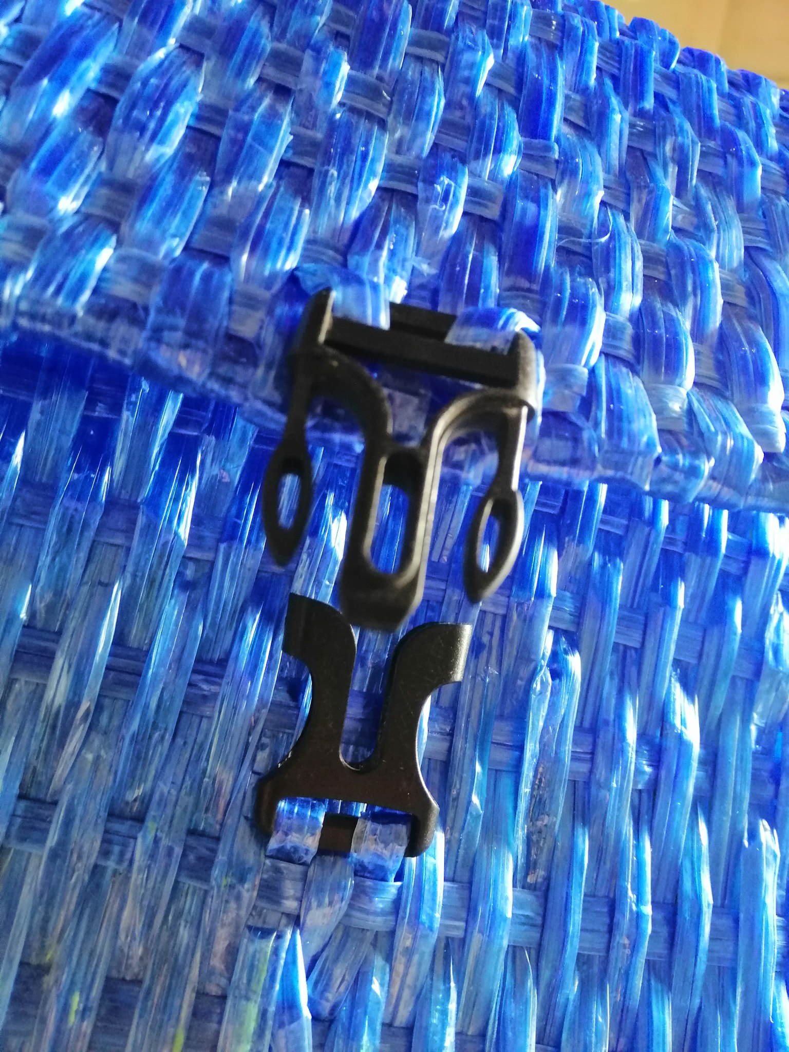 A buckle to keep the content safe.