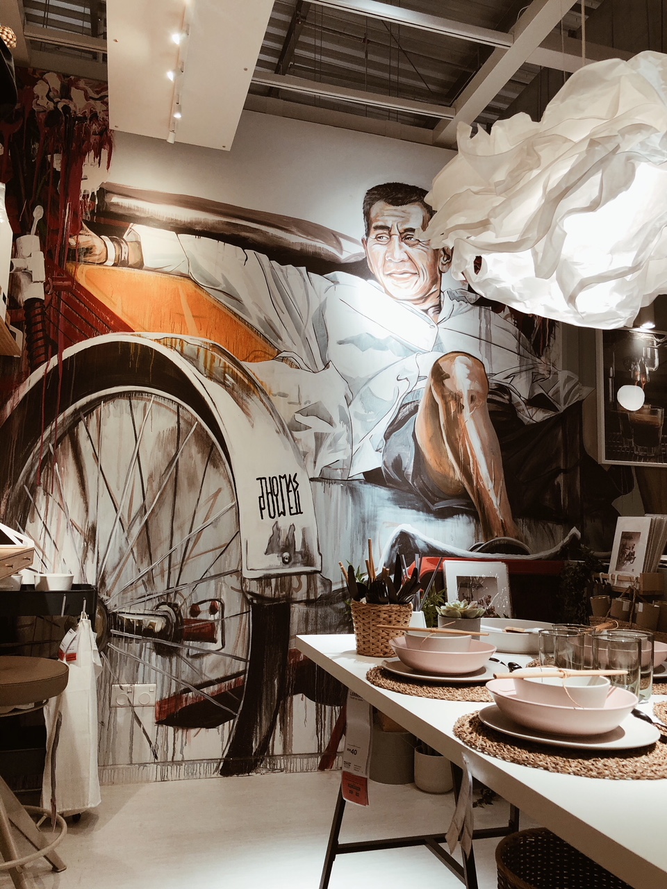 Mural beca di ruangan dapur.