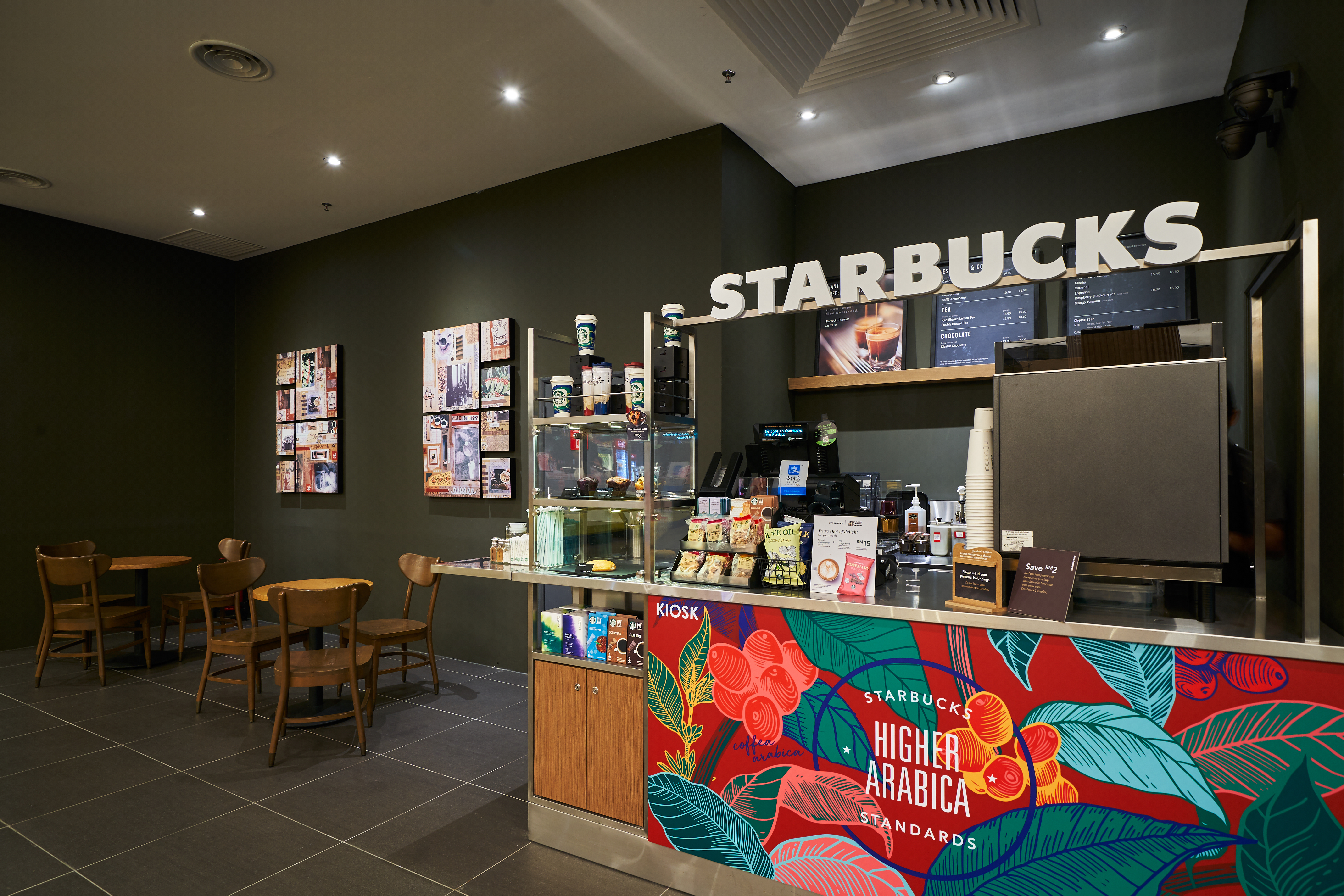 Kios Starbucks tersedia.