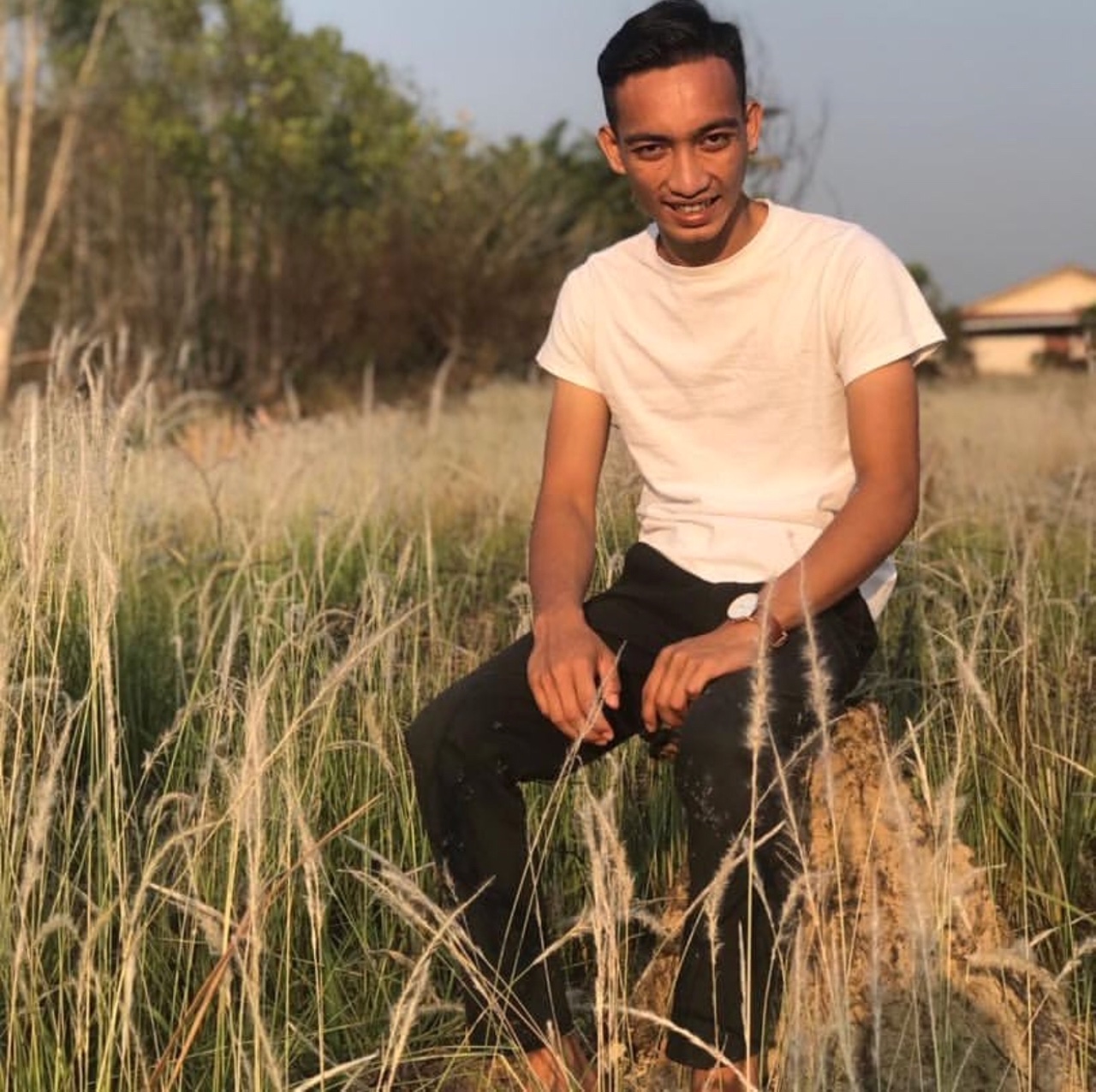 Dipenuhi bunga lalang berwarna putih.