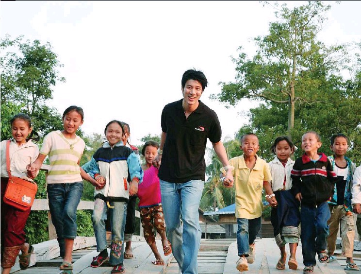 The Star Wang Leehom and his sponsored children from Laos.