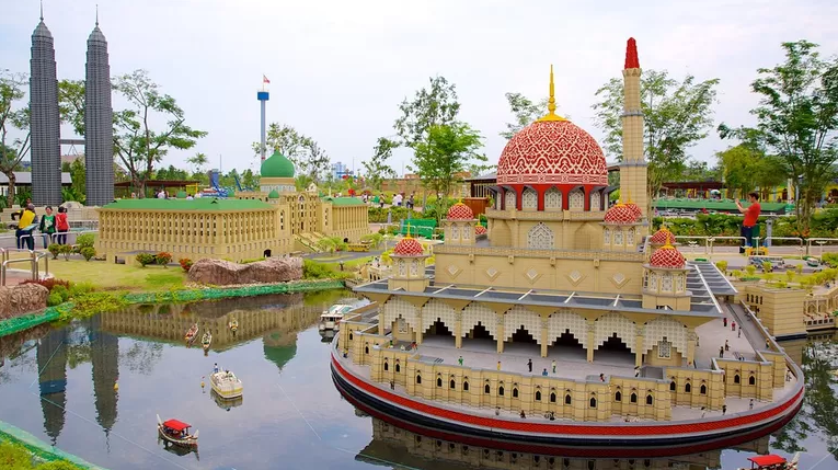 We would love to meet the Master Builder behind this.