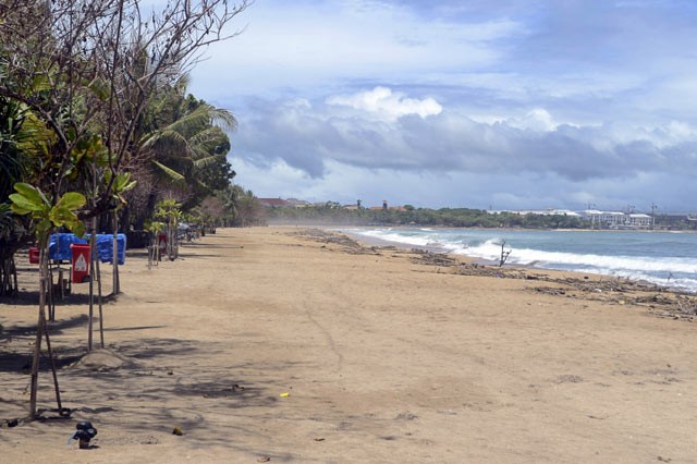 Pantai juga tiada orang.