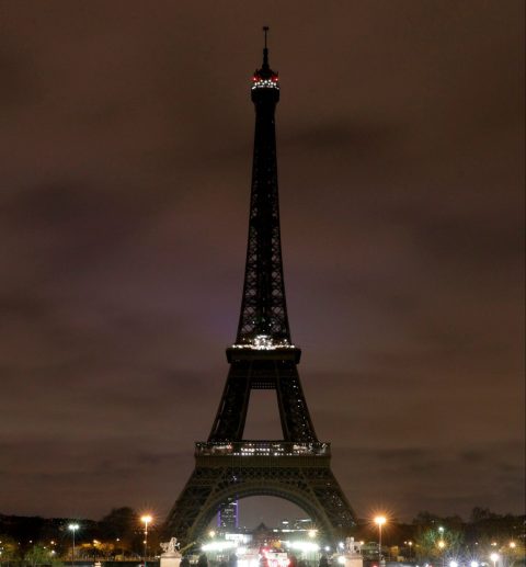 Menara Eiffel tidak bercahaya.