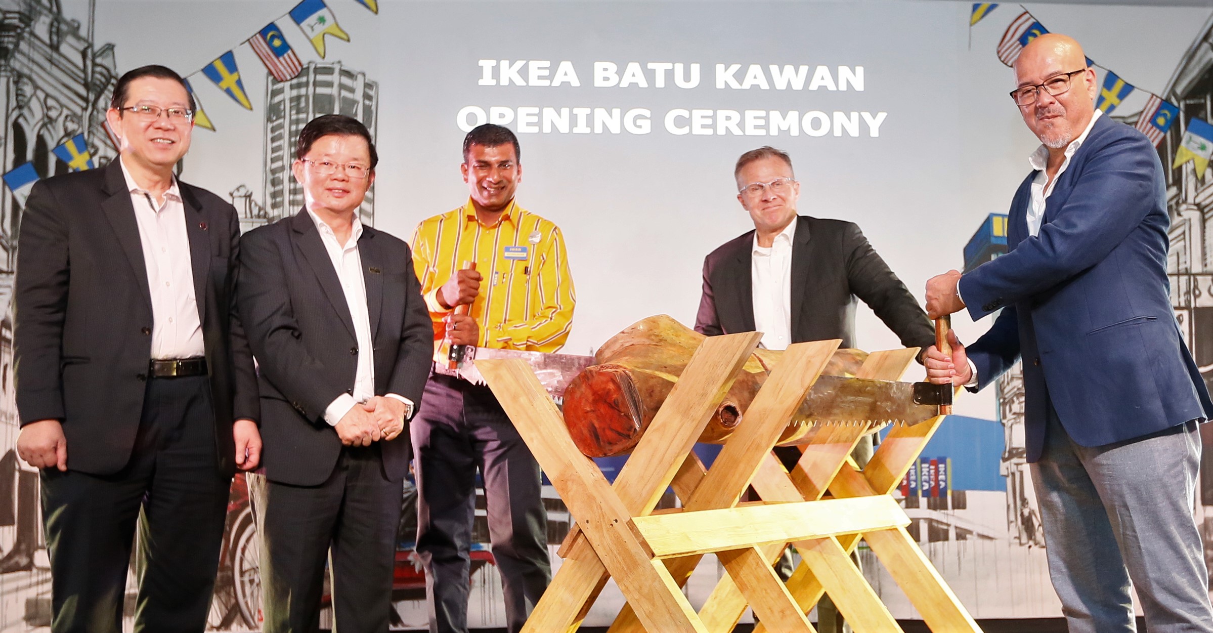 Gergaji kayu antara gimik pelancaran IKEA Batu Kawan.