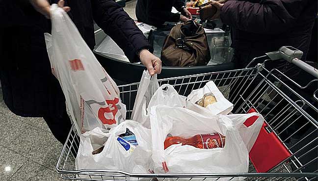 Plastik beri kesan buruk pada bumi.