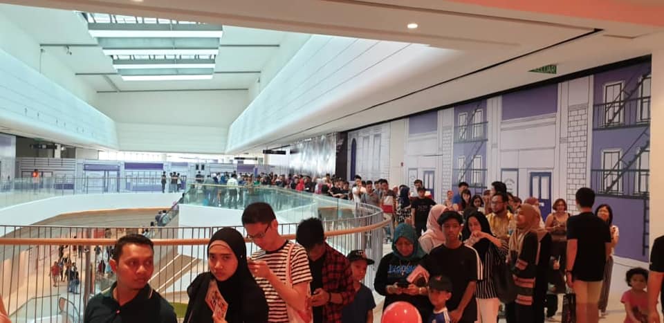 Orang ramai beratur panjang.