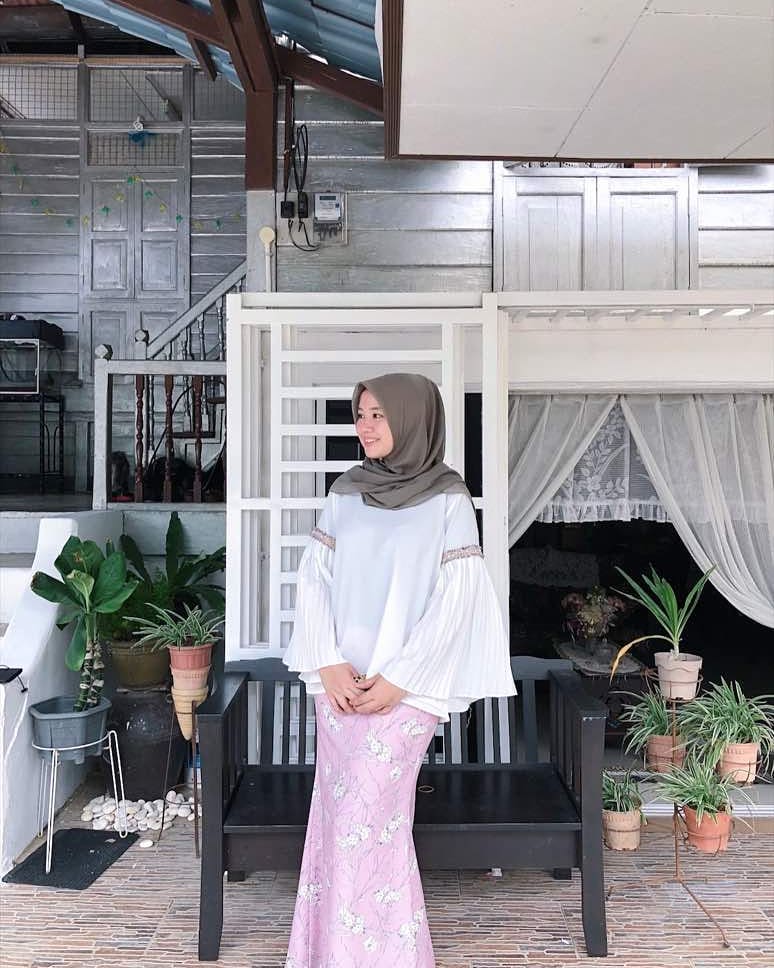 Instagram/syeeraahmaad Your rumah papan can be a good background.