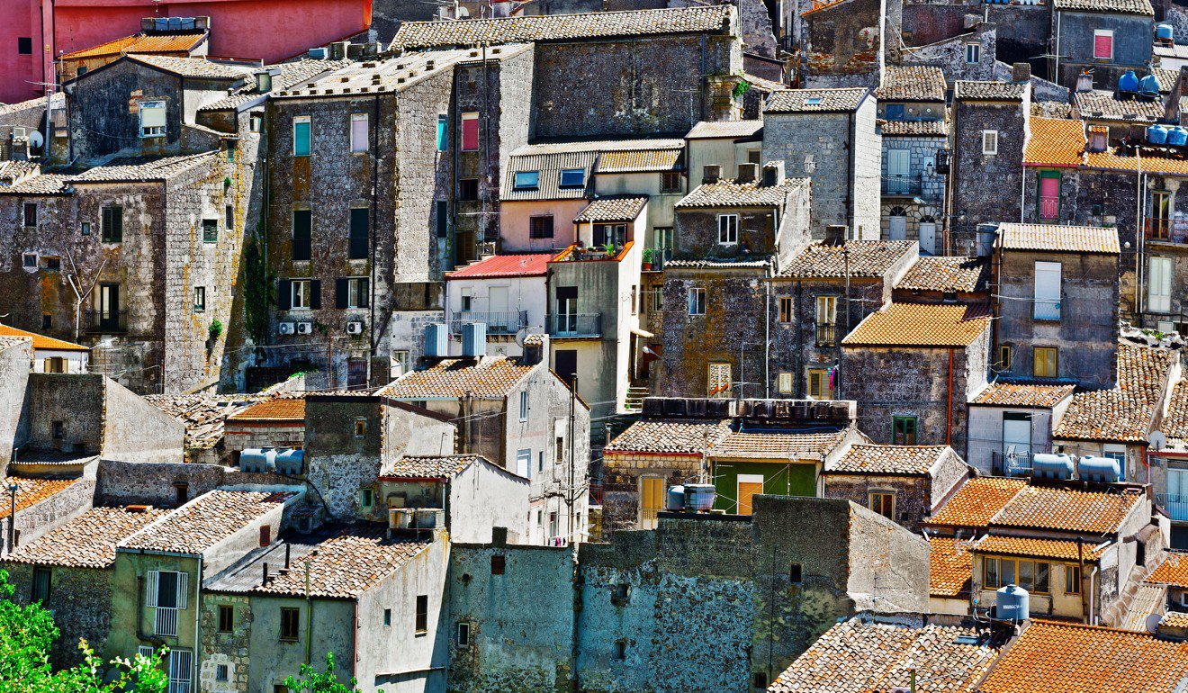 This town is located a short distance away from the temples of Agrigento.