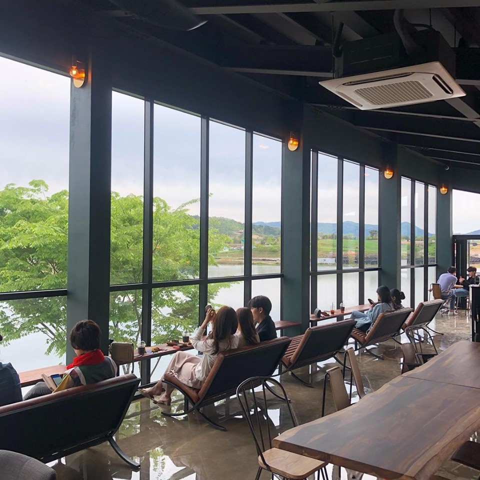 sk__magic00 / Instagram What a view to enjoy a cup of coffee.