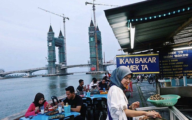 You can eat ikan baka while enjoying the view here.
