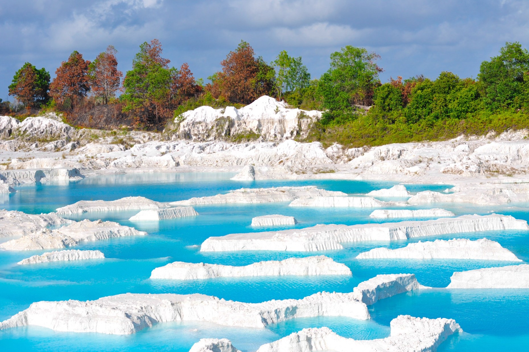 The popular Kaolin Lake.