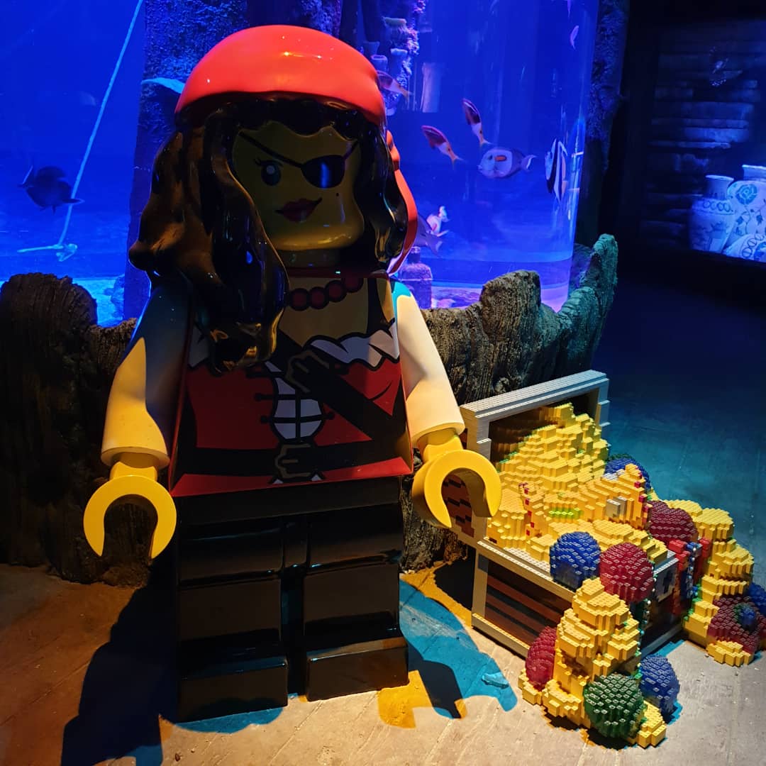 There are LEGO elements scattered throughout the aquarium.