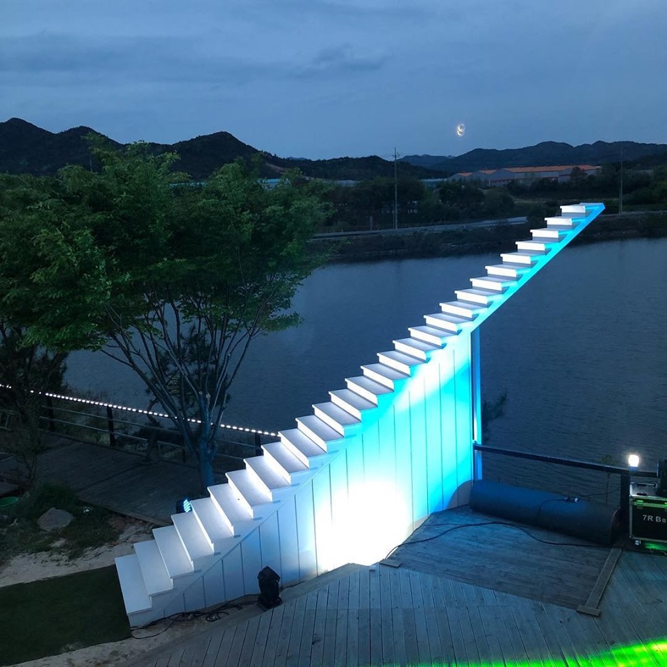 2_yunhwa / Instagram Looks beautiful at night too.
