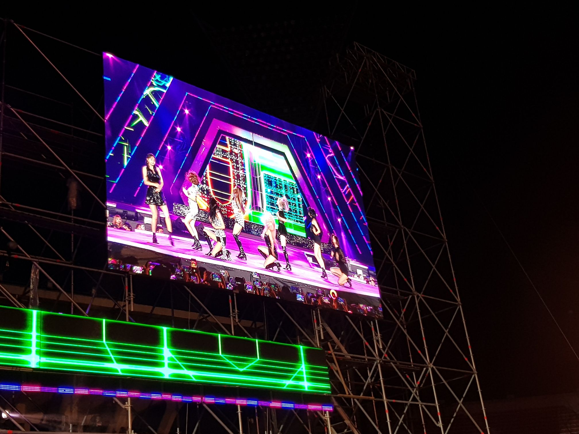 Nope... most of the performers were not singing