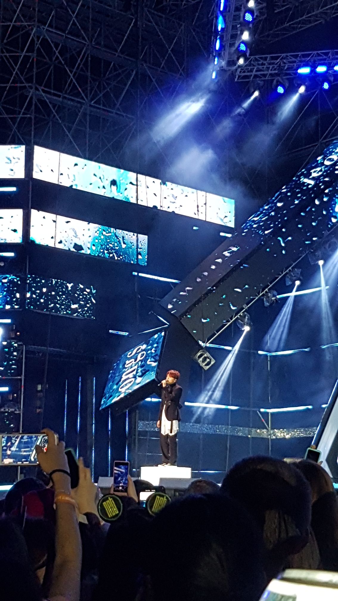 Perhaps the only performer that sang live and he was good