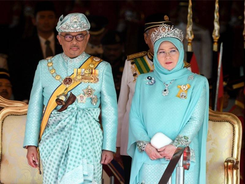 Sinar Harian The Queen's attire was made with the Tenun Pahang.