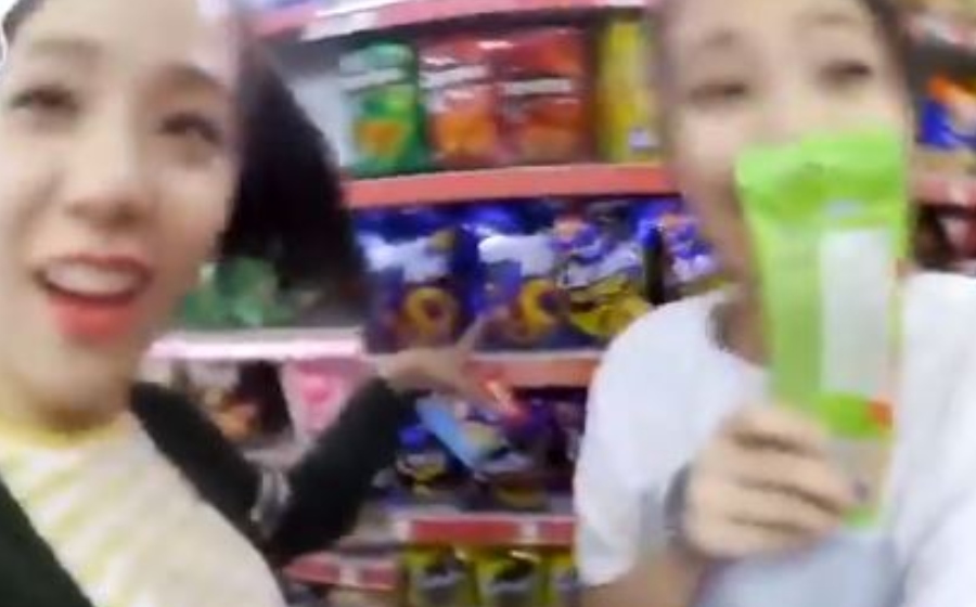 jennie-jisoo-super-ring.jpg