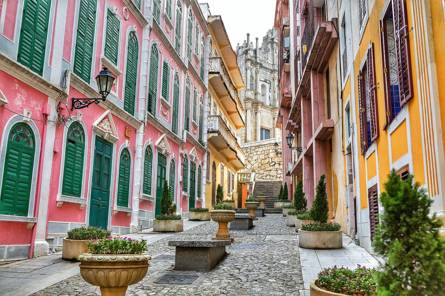 Facebook OMG look how pretty this place is!