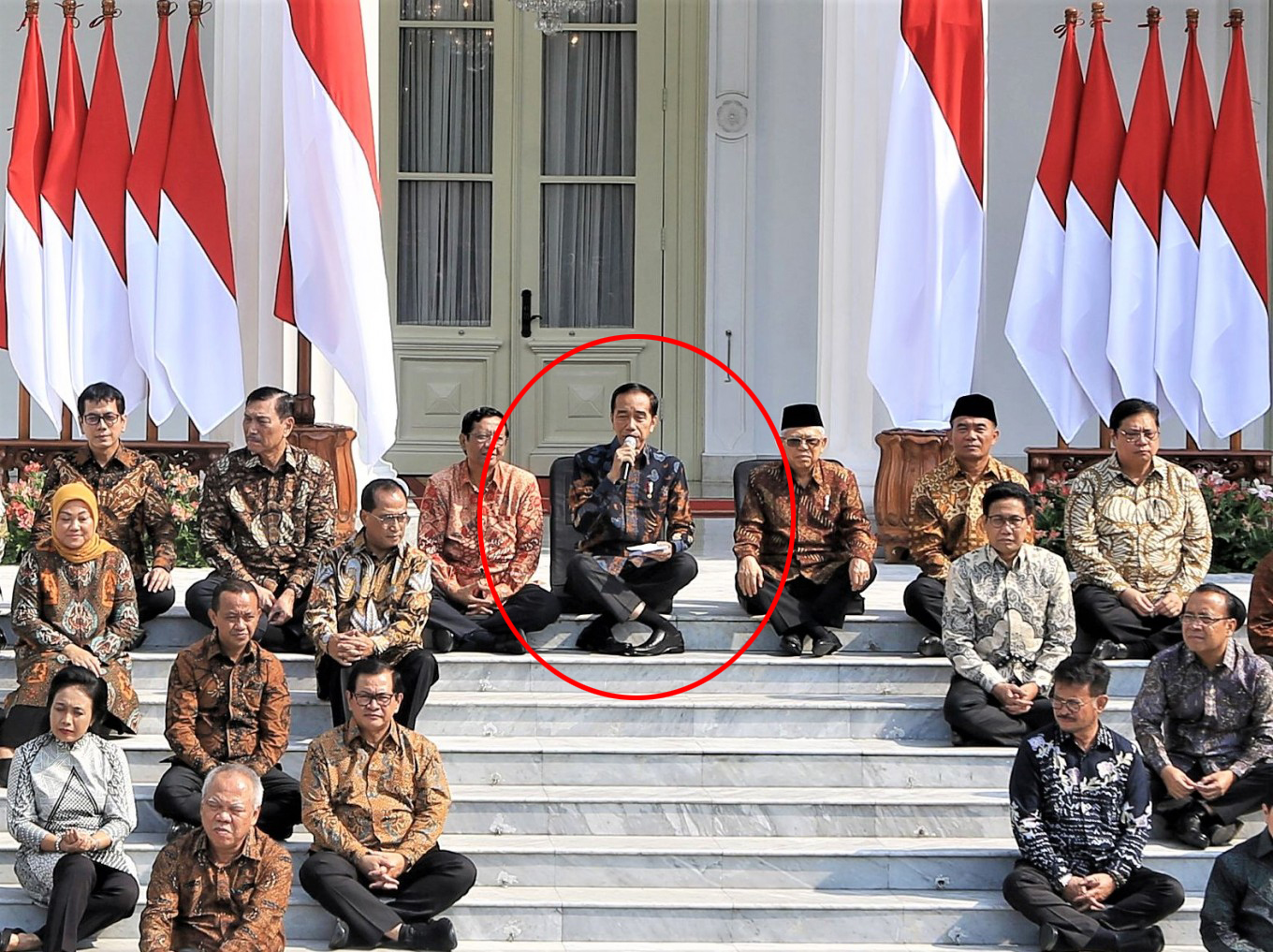 Look at his feet.