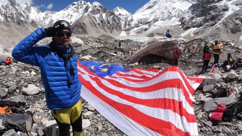 Azhan Rani and the Jalur Gemilang.