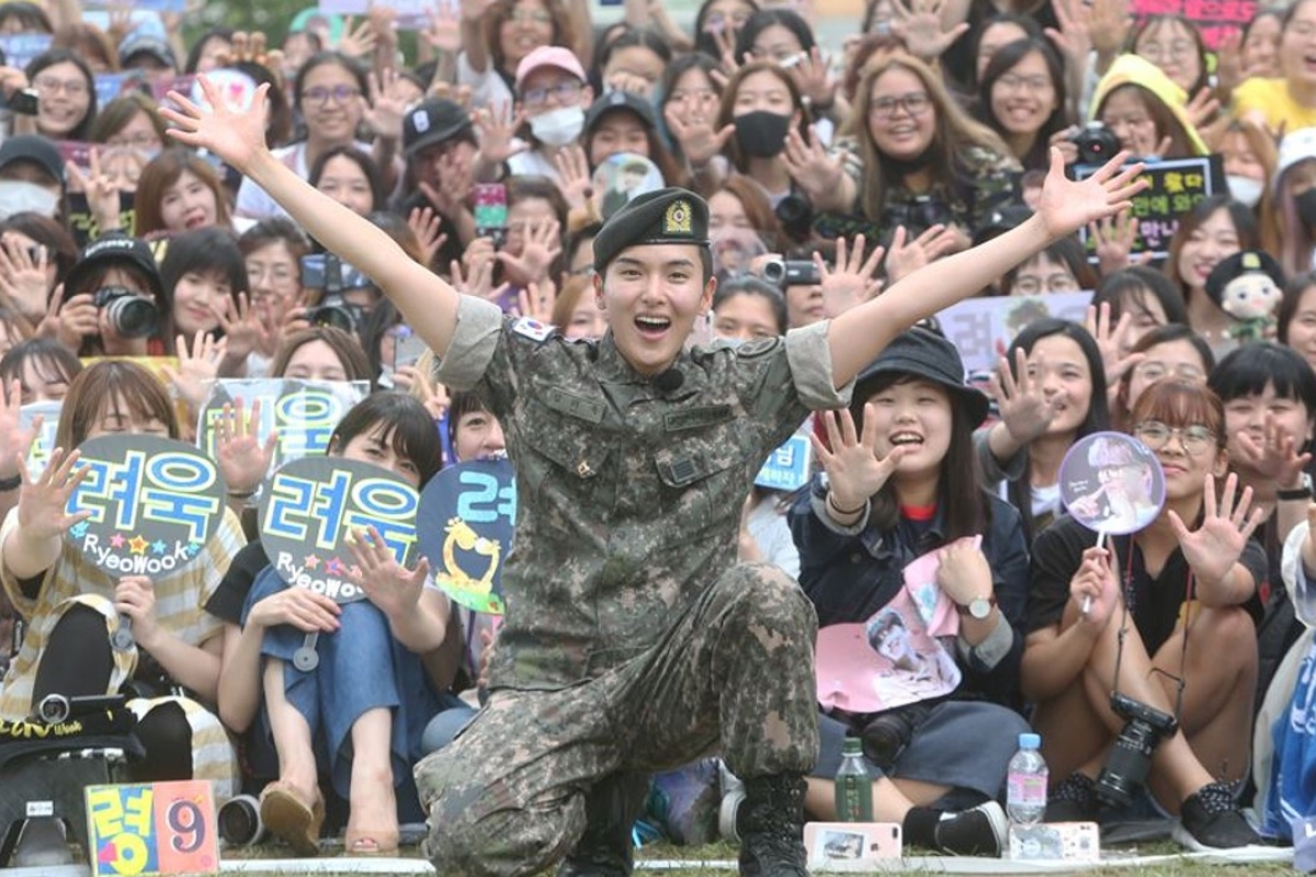 Two years will pass in a blink of an eye, like Ryeowook from Super Junior who had already completed his service.