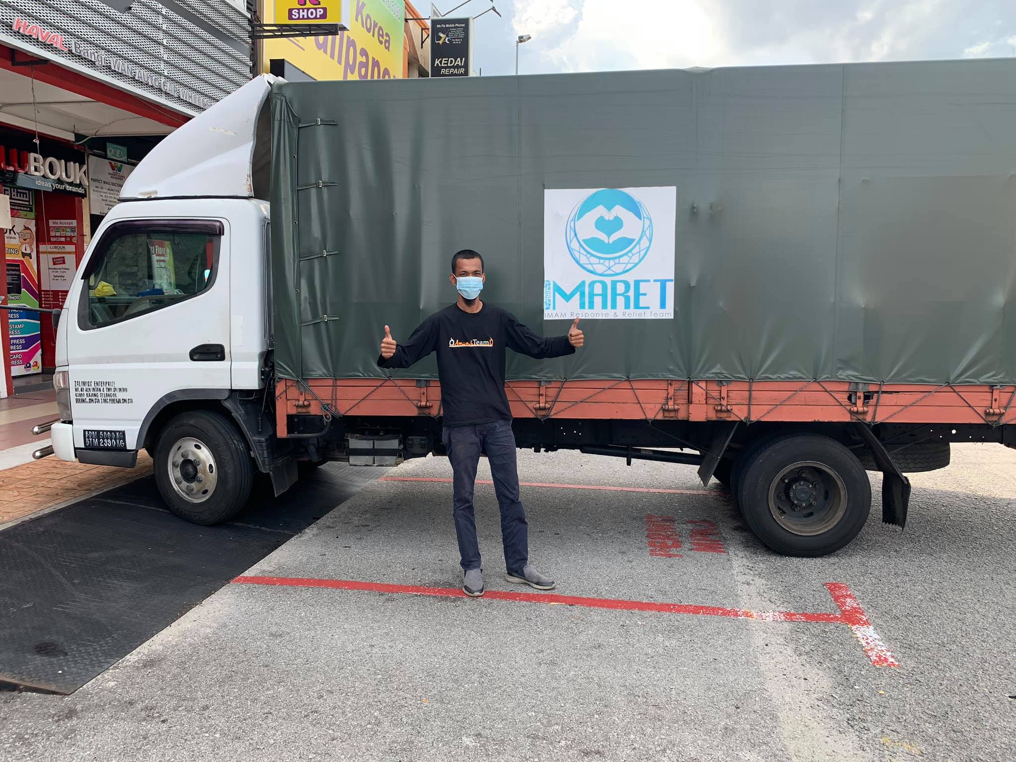 Mohd Zulhairi Zainol posing with their lorry.