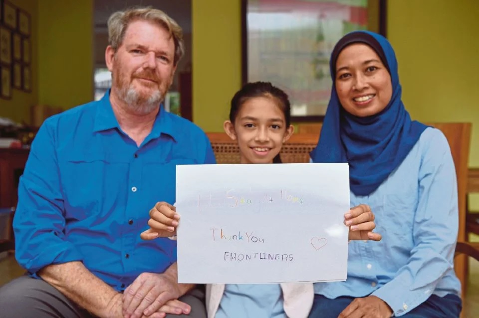 Lara and her parents.
