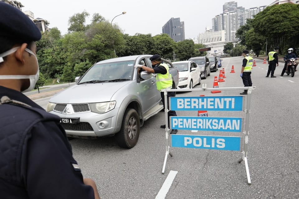 Poor abang polis.