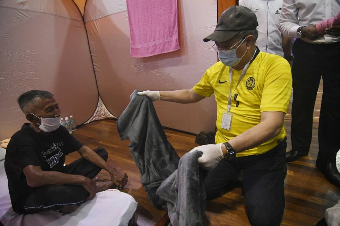 @AnnuarMusa Twitter Annuar Musa giving out blankets for the homeless.