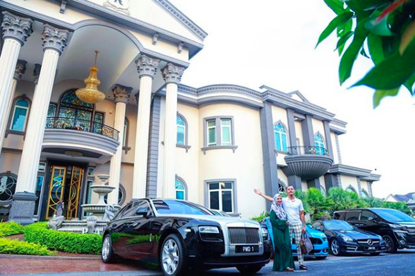 @aliffsyukriterlajaklaris Instagram Aliff standing in front of his house and cars.