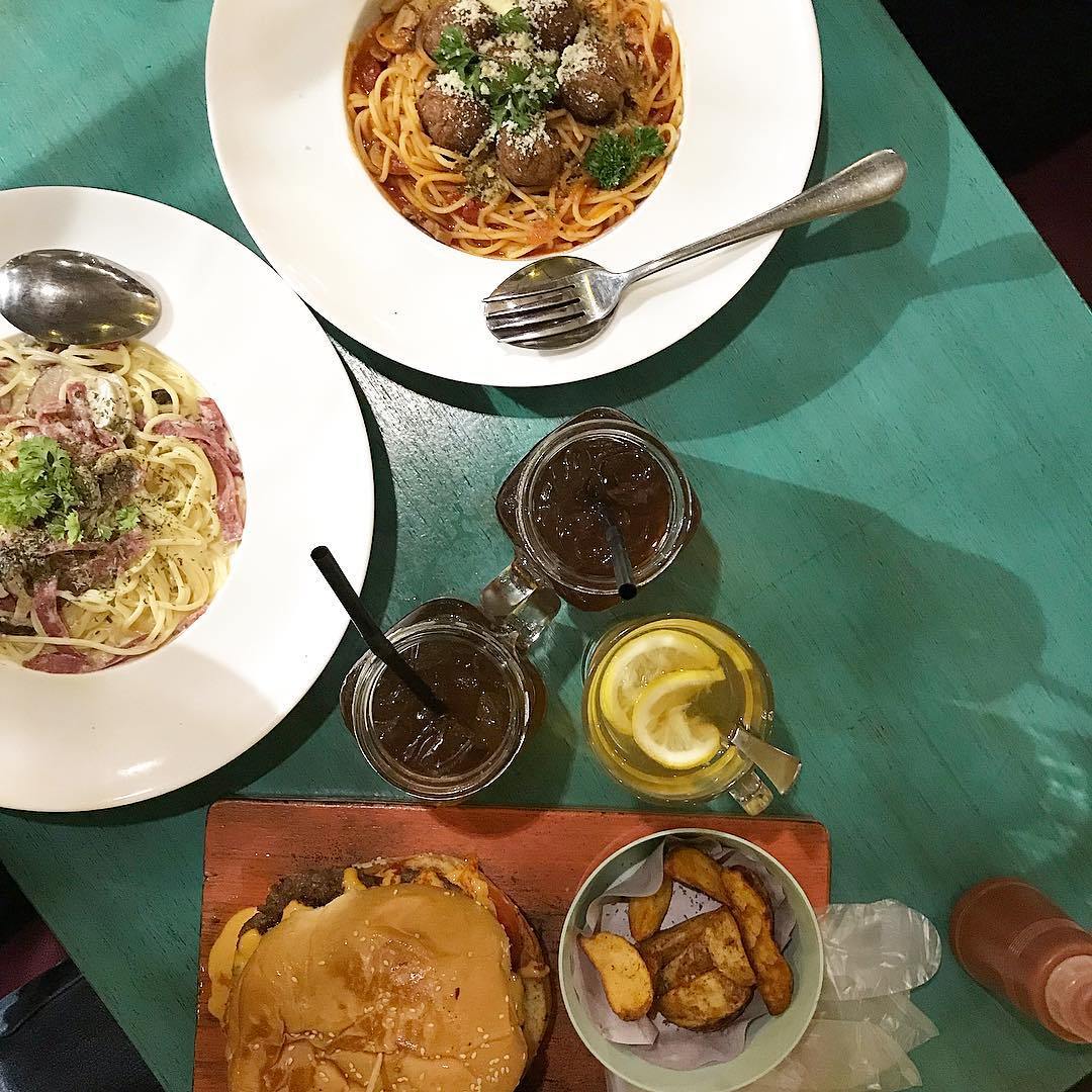 The food looks good too!