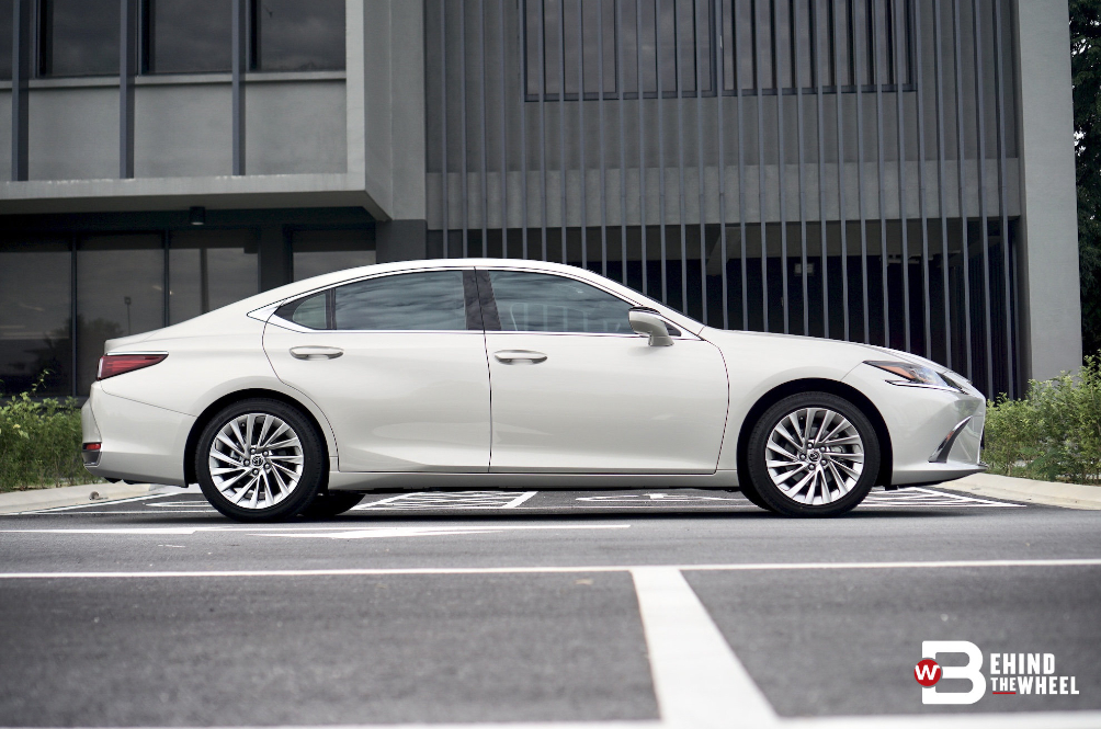 main-lexus_es_250_luxury.jpg