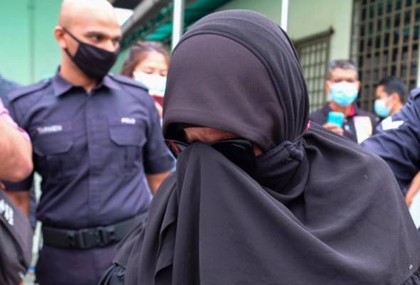 Makcik Gelang Pink at the Ipoh Magistrate Court.