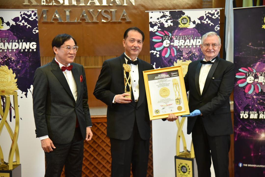 Dr Noor Hisham Abdullah Facebook Dr Noor Hisham receiving his award.
