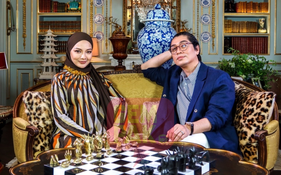 next-to-neelofa-datuk-rizalman.jpg