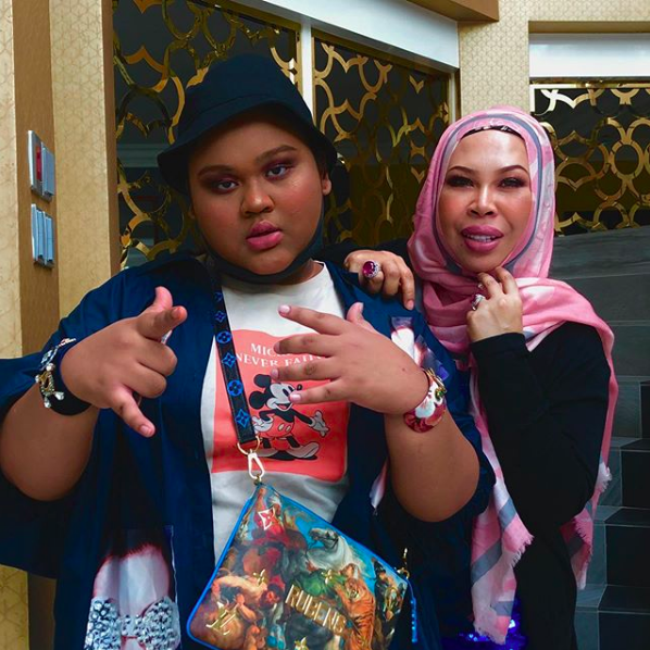 @cikb_havoc66 Cik B also owns a few businesses just like her mother.es