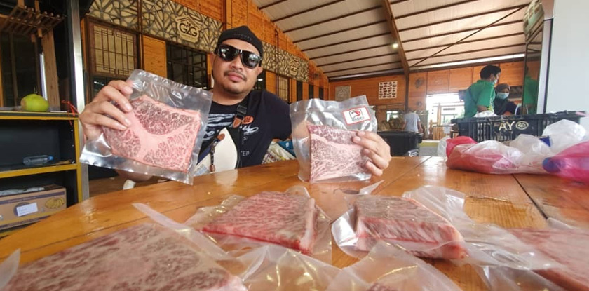 Najib showing his Wagyu beef.
