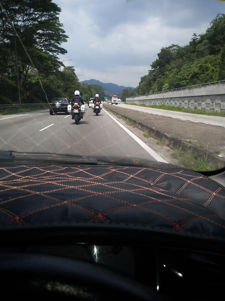 Abang-abang polis lending a hand.