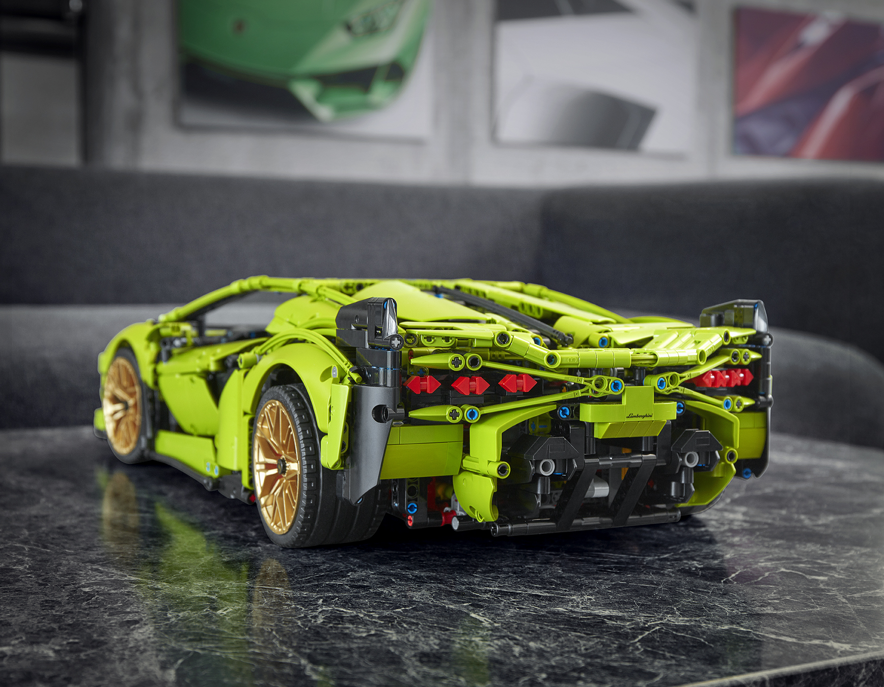 Boasts the gorgeous lines of the real Lambo.