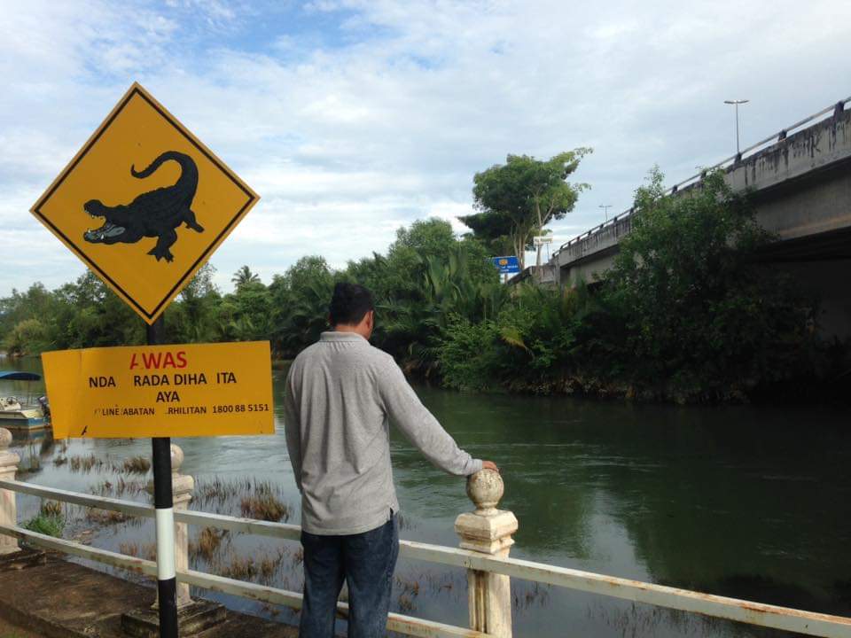 Awas ya buaya di sungai dan di darat.