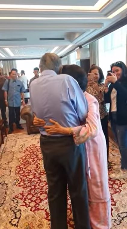 Give your wife a hug, Tun!
