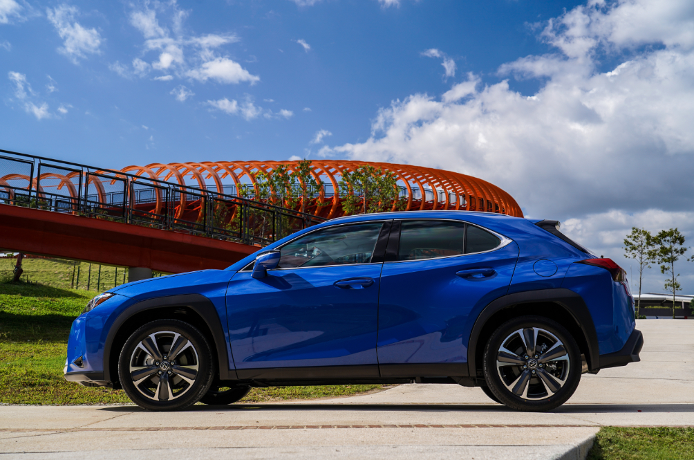main_lexus_ux_200.jpg