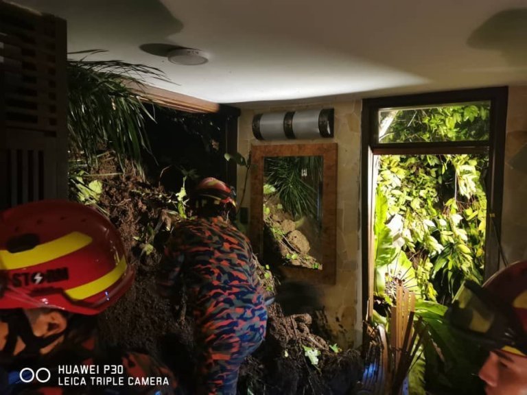 The jacuzzi room area.