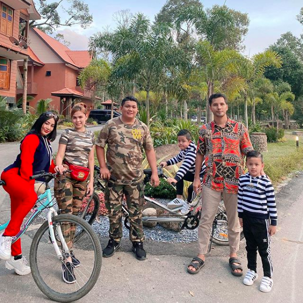 Macam kenal je these people...