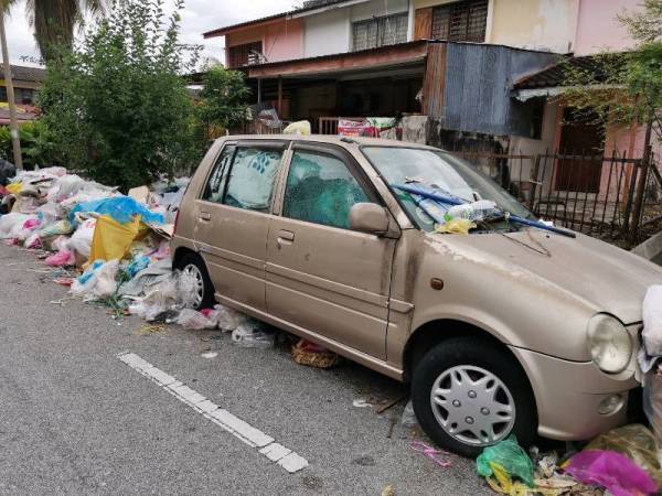 Sinar Harian Even her car is full of rubbish.